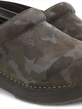 Women’s Camo Slip-On Clogs